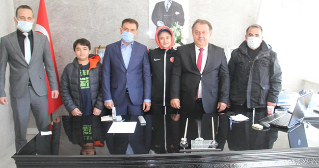 Beyşehir Kaymakamı Özdemir, başarılı milli tekvandocuyu altınla ödüllendirdi