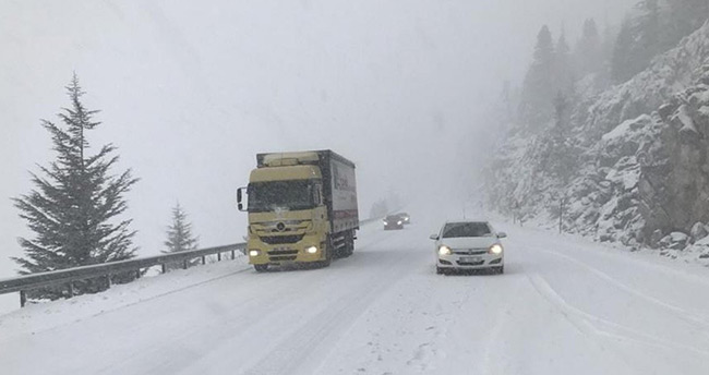 Yoğun karda kayan tırlar Konya-Antalya yolunu kapattı