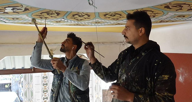 Konyalı nakkaş Ahmet Yesevi Camisini nakşediyor