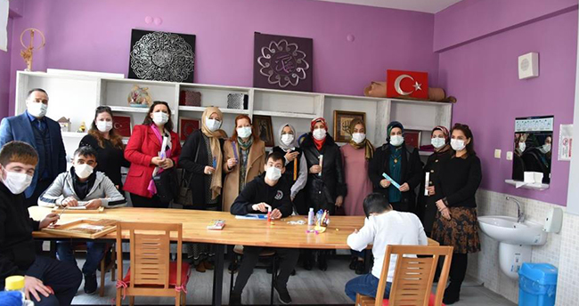 Konya protokolü eşlerinden özel öğrencilere ziyaret