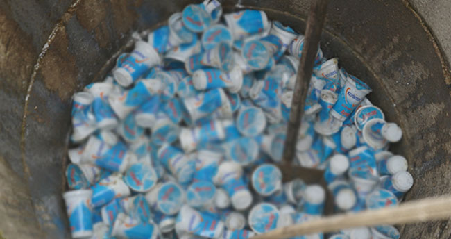 Kanalizasyon hattına yüzlerce bozulmuş ayran attılar