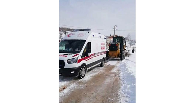 Kara saplanan ambulansın imdadına iş makinesi yetişti