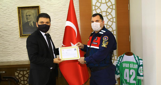Kaymakam Gilan’dan jandarma personeline başarı belgesi