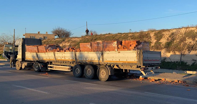 Afyonkarahisar-Konya kara yolunda tırla motosiklet çarpıştı, binlerce tuğla yola savruldu