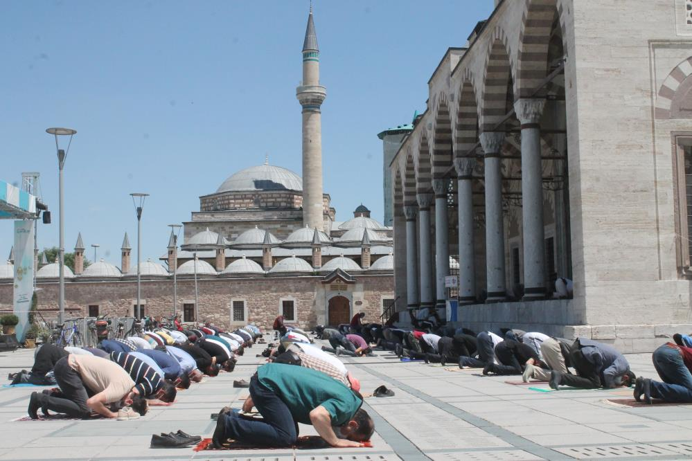 Konya’da pandemi gölgesinde Ramazan ayının son cuma namazı kılındı