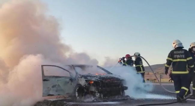 Aksaray’da seyir halindeyken alev alan araç küle döndü, sürücü son anda kurtuldu