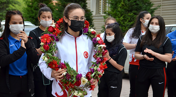 Dünya Gençler Halter Şampiyonası’nda ikinci olan Cansel Özkan, Konya’da