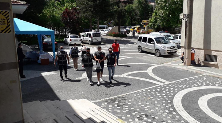 Konya’da polisin dur ihtarına uymayan araç kaza yaptı! Uyuşturucuyla yakalanan 2 şüpheli gözaltına alındı