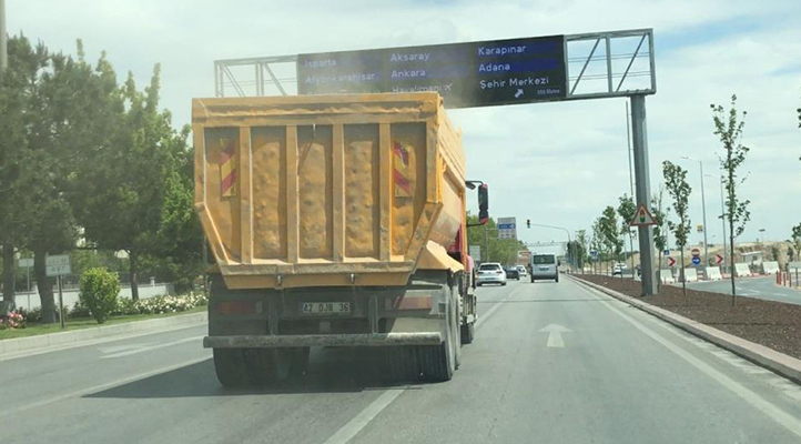 Konya’da hafriyat kamyonundan yayılan kum ve toz sürücülere zor anlar yaşattı