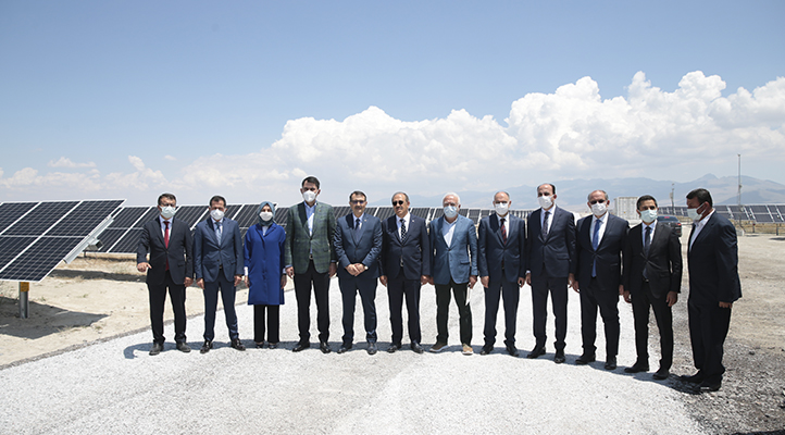 Türkiye’nin en büyük güneş enerji santrali Konya’da! Bakanlar ilk fazı tamamlanan dev yatırımı inceledi