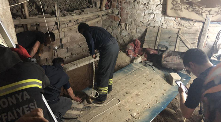 Konya’da 3 katlı binanın bodrumunda kuyu kazarken göçüğe düşen kişi kurtarıldı