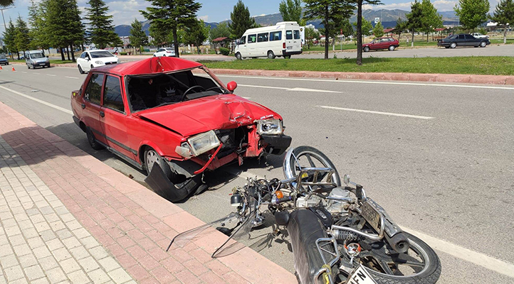Konya’da otomobil motosiklete çarptı: 2 yaralı