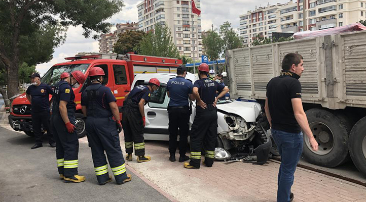 Konya’da park halindeki kamyona çarpan kamyonet sürücüsü öldü