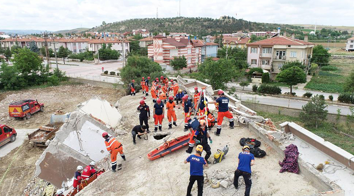 Konya Büyükşehir İtfaiyesi’nden nefes kesen deprem tatbikatı