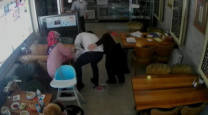 Aksaray’da boğazına ekmek takılan çocuğu lokanta sahibinin  “Heimlich” manevrası kurtardı