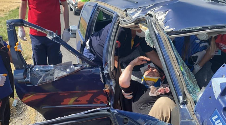 Aksaray’da feci kaza! Araçta sıkışan kadın kendi acılarını unutup eşini ve kızını sordu