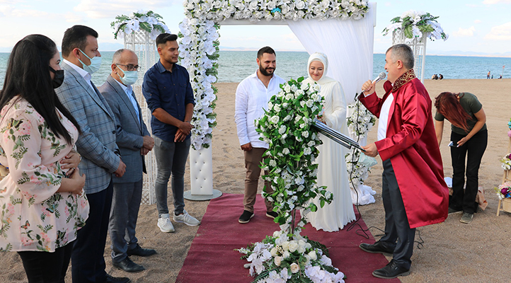 Beyşehir’de görevli nikah memuru, bu kez kızının nikahını kıydı
