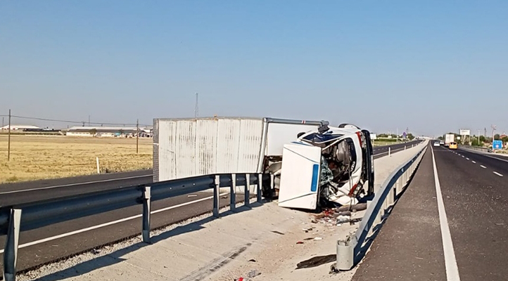 Aksaray-Konya kara yolunda kamyonet ile hafif ticari araç devrildi: 6 yaralı