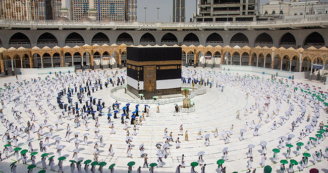 Hacı adayları, Kovid-19 önlemleri gölgesinde Kabe’de ilk tavaflarını yapmaya başladı