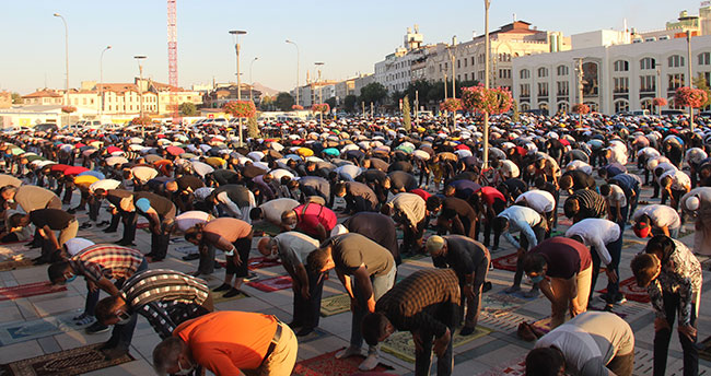 Binlerce kişi bayram namazı için Mevlana Meydanına akın etti