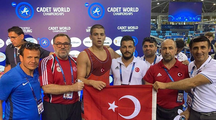 Milli güreşçi Rıfat Eren Gıdak yıldızlarda dünya şampiyonu oldu