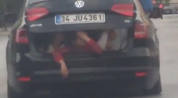 Konya’da çocukların otomobilin bagajında tehlikeli yolculuğu