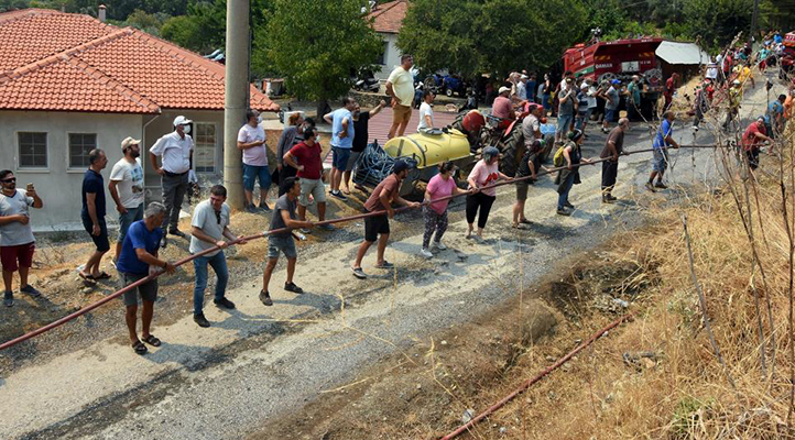 Kimisi şişeyle söndürdü, kimisi hortumu tuttu, kimisi su taşıdı! Köyceğiz’de görülmemiş seferberlik