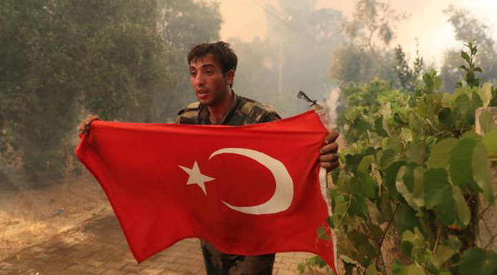 Azerbaycanlı itfaiyecilerin Türk bayrağı hassasiyeti