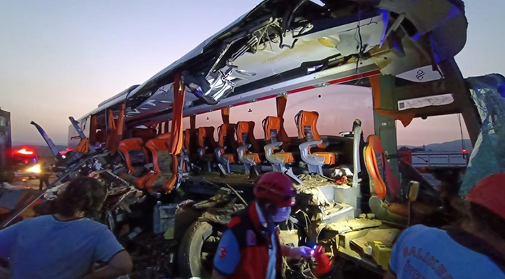 Manisa’da otobüs ile TIR çarpıştı: 9 kişi öldü, 30 kişi yaralandı