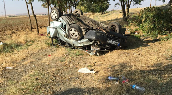 Konya’da önündeki otomobile çarparak taklalar atan otomobil hurdaya döndü: 4 yaralı