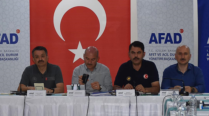 Tarım ve Orman Bakanı Pakdemirli: Şu anda yerleşim yerlerini tehdit eden bir yangın yok