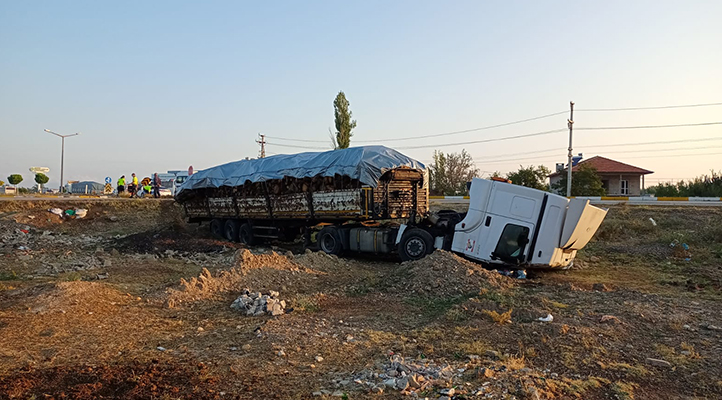 Konya’da odun yüklü tır şarampole indi: 1 yaralı