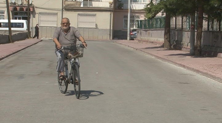 Konyalı muhtar 33 yıldır muhtarlık yaptığı mahallenin sokaklarını bisikletiyle geziyor