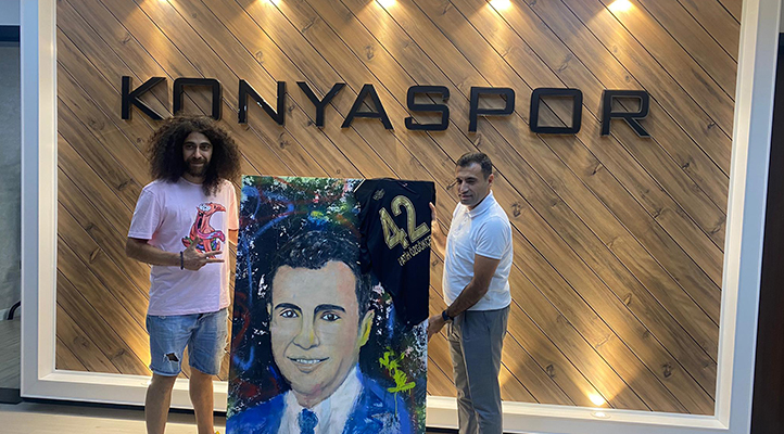 İsviçre’de memleketini resimleriyle temsil eden gurbetçiden, Konyaspor Başkanı Özgökçen’e hediye takdimi