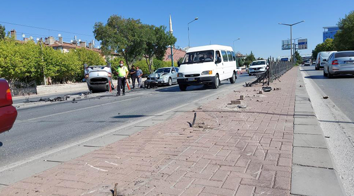 Konya’da kontrolden çıkan otomobil karşı şeride uçtu: 2 yaralı