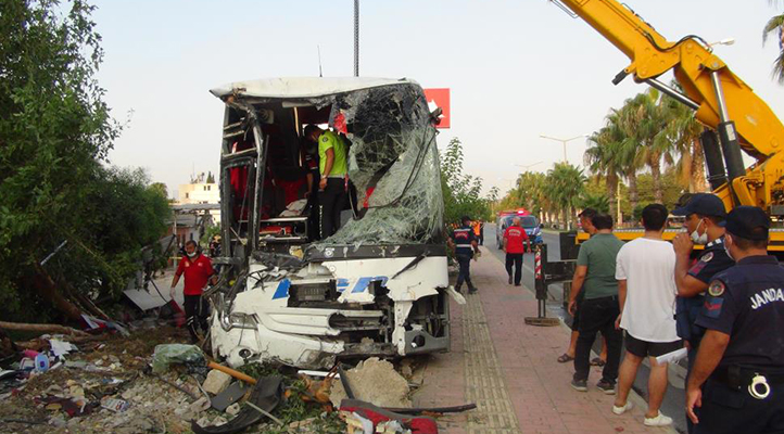 Mersin’de otobüs şarampole yuvarlandı: 33 yaralı
