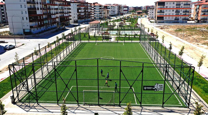 Karatay Belediyesi 8 okulun halı sahasını tamamladı