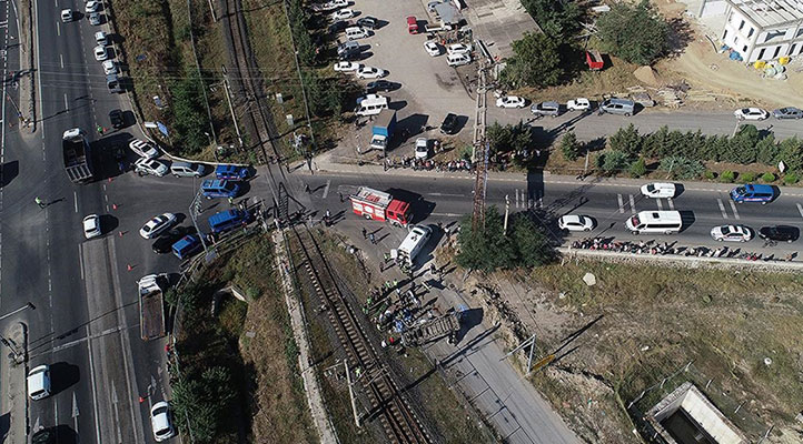 Tekirdağ’da yük treni işçileri taşıyan minibüse çarptı: 6 ölü, 7 yaralı