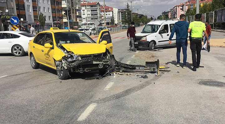 Hafif ticari araç ile ticari taksi çarpıştı: 2 yaralı