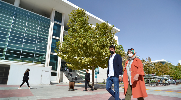 Konya’da iddia uğruna üniversiteyi kazanan ev hanımı, oğluyla okul arkadaşı oldu