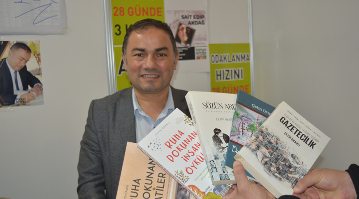 Yazar Çetin Oranlı, Kitap Günleri’nde eserlerini imzaladı