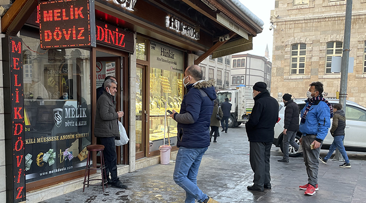 Konya’da döviz büroları önünde hareketlilik yaşanıyor