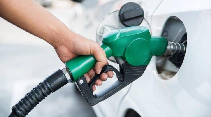 Benzin ve motorine büyük zam! Bu gece yarısından itibaren geçerli olacak