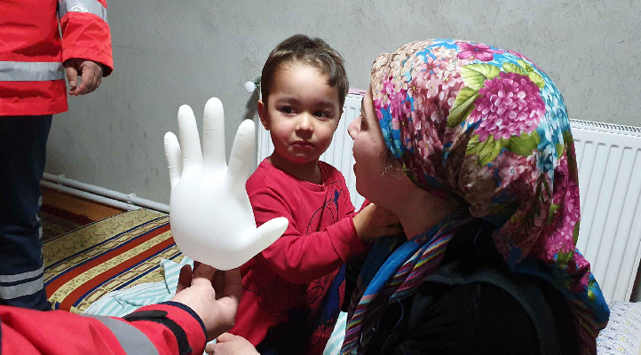 Konya’da UMKE ekiplerinin ateşlenen 2 yaşındaki Erdal’a ulaşmak için  karla zorlu mücadelesi