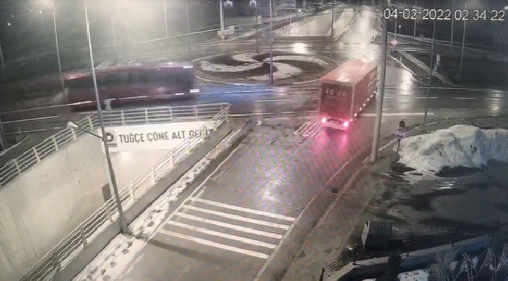 Konya’da otobüs ile kamyonun çarpışması kamerada: 11 yaralı