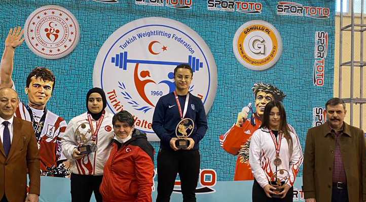 Konyalı halterciler madalyaları topladı