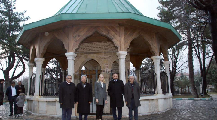 Pelin Çift ve Tufan Gündüz’den Nasreddin Hoca Türbesi’ne ziyaret