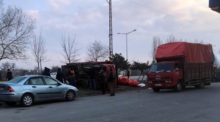 Konya’da kontrolden çıkan tır park halindeki araçlara çarptı: 1 ölü