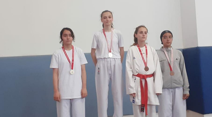 AYŞE SENA DEMİR birincilik kürsüsünde