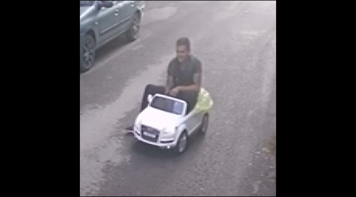 Sivas’ta bir zanlı çaldığı akülü çocuk arabasına binerek kaçtı